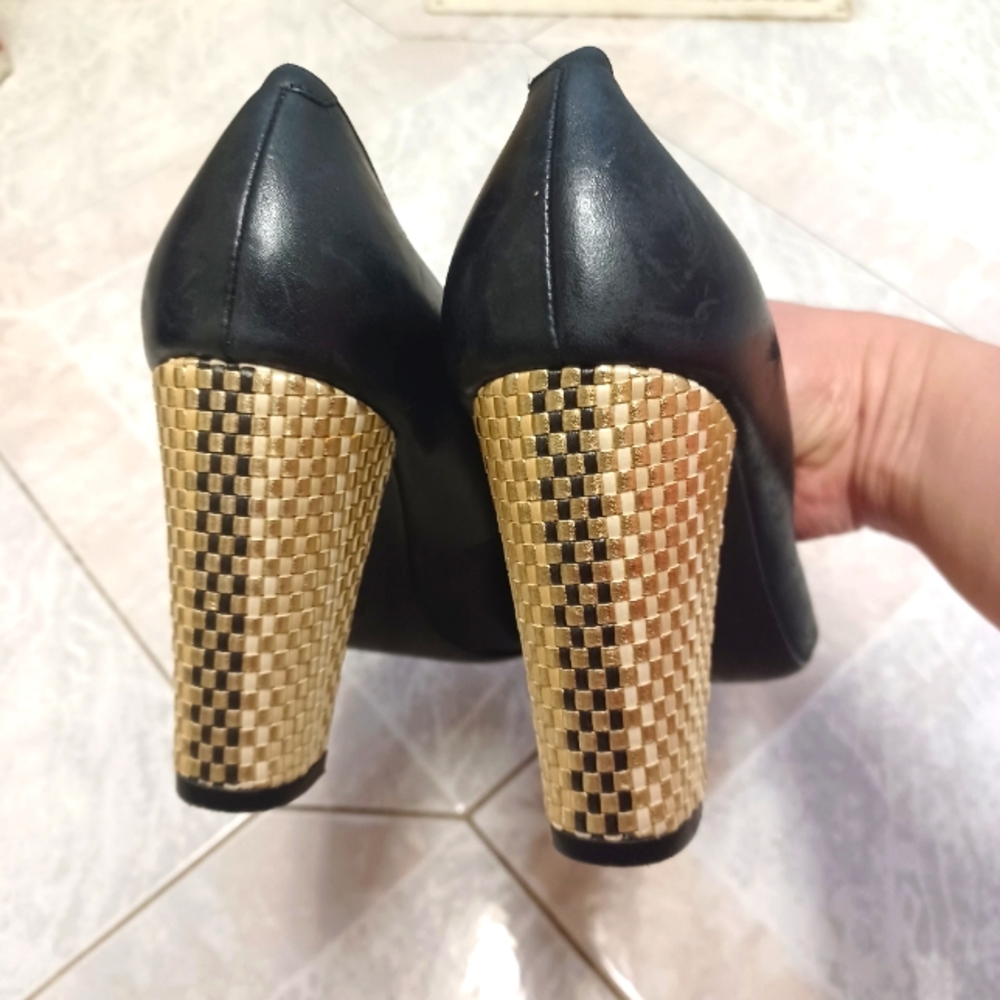 Ralph Lauren heel pumps size 6.5, fits bigger